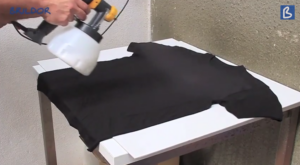 imprimación camiseta negra