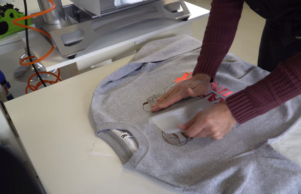 Sudadera con vinilo cortado con el plotter Cricut Maker