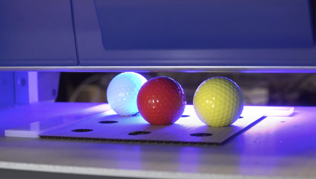 - impresion pelotas de golf - Impresora de rígidos con tintas UV para personalización