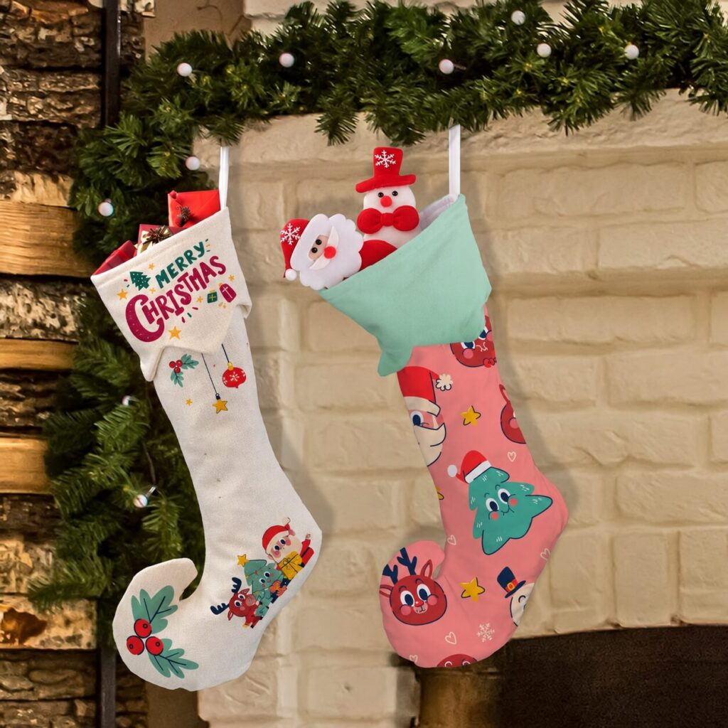 🎅 Que la Navidad no te pille sin stock: 9 ideas de regalos personalizados 11 Rincon Navideno Con Guirnalda Y Calcetines 1 Blog Brildor