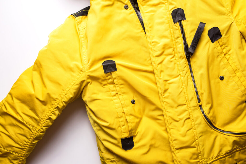 Chaqueta De Hombre De Invierno Amarilla Sobre Un Fondo Blanco Blog Brildor
