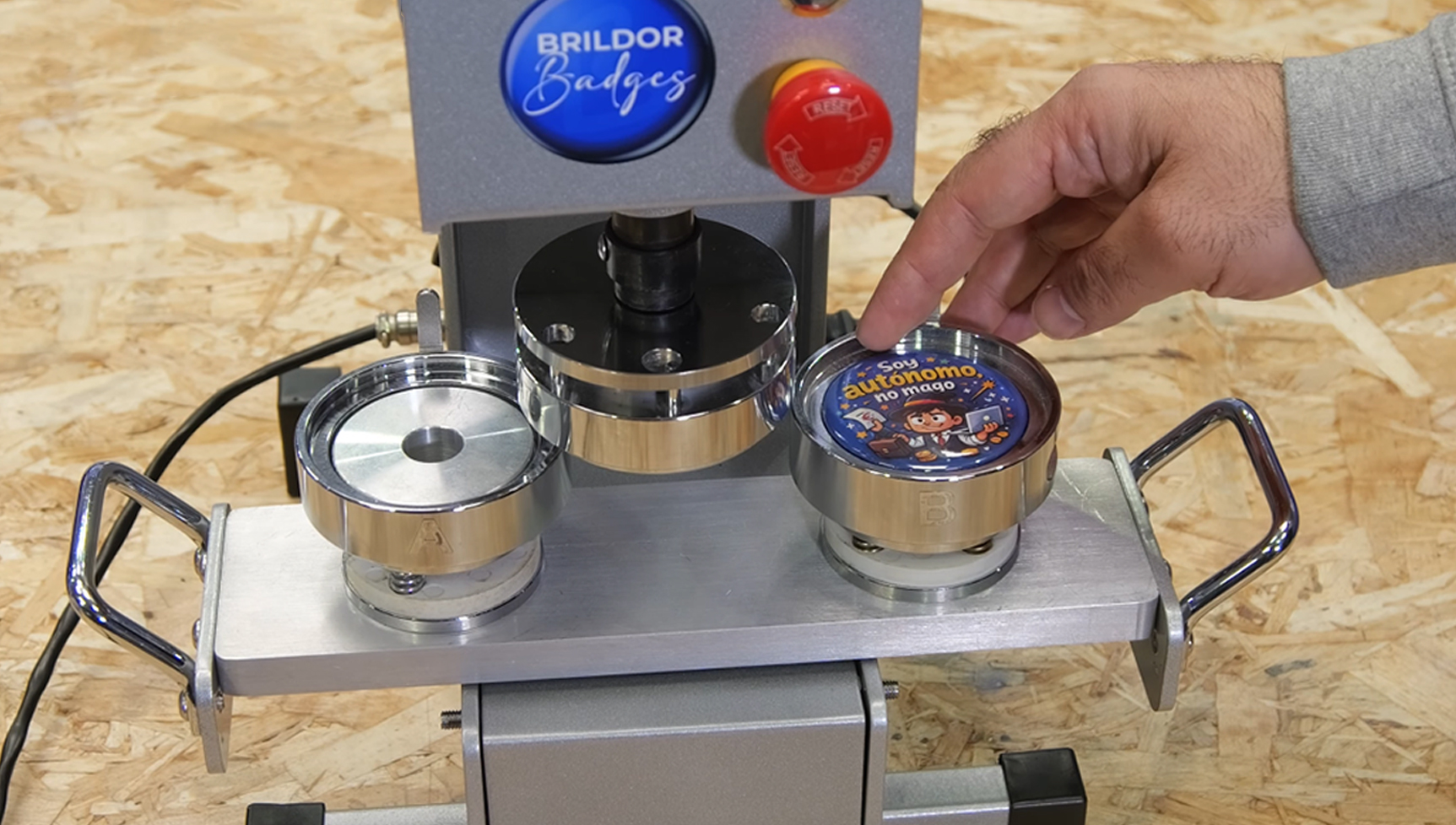 Automatic badge machine: how to produce more effortlessly
