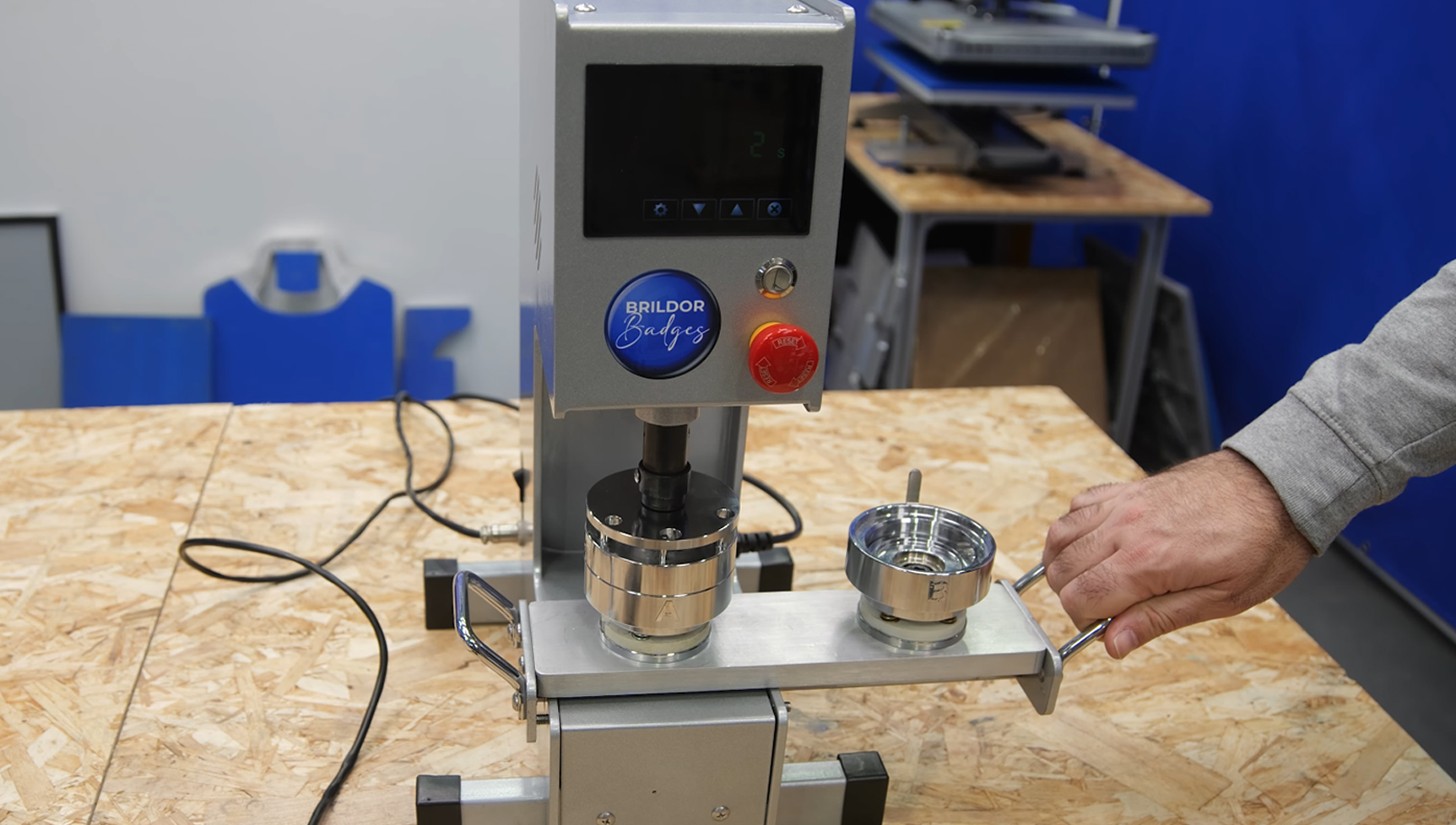 Automatic badge machine: how to produce more effortlessly