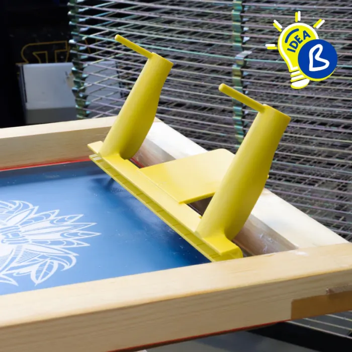 Mango ergonómico para gomas de serigrafía - Ejemplo de uso soporte apoyado en la pantalla