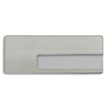 Identificador de plástico plateado con alfiler y clip